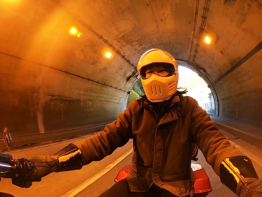 バイク　トンネル